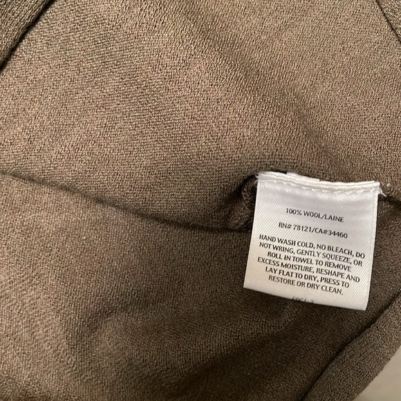 Eileen Fisher, M, khaki green loose cut, wool knit sweater, scoop neck, as new. - Picture 9 of 9